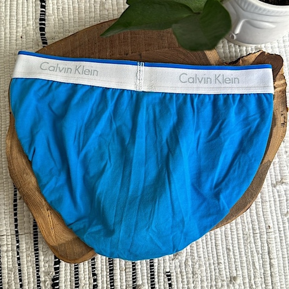 Calvin Klein - Picture 5 of 7
